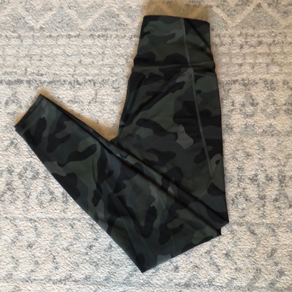 Old Navy elevate leggings.  Camo, Size M-long